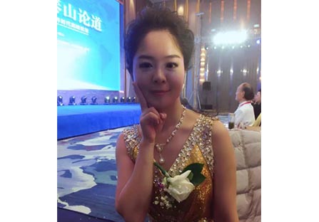央视主持人万小婉